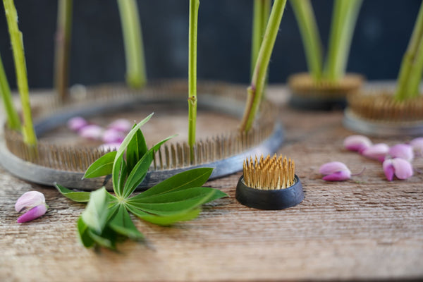 Les tiges de fleurs sont solidement maintenues en place par un anneau Kenzan de 120 mm.