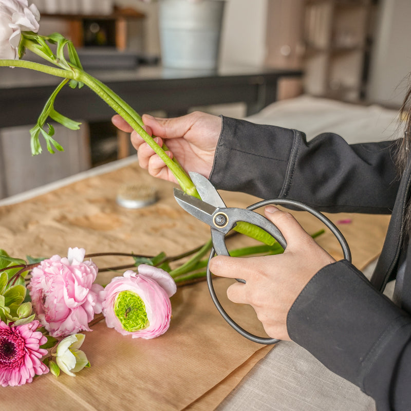 Ciseaux japonais utilisés, démontrant leur poignée ergonomique et leur efficacité de coupe.