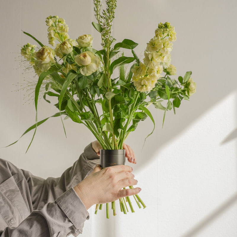 Gros plan du Bouquet Twister démontrant sa fonctionnalité dans l'arrangement floral