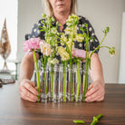 Vue détaillée du matériau en verre épuré et du style minimaliste de la flûte Flower Flute