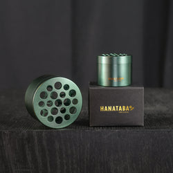 Un grand et un petit bouquet torsadé Hanataba au design vert lierre, dans un cadre en bois foncé, présentés sur une boîte d'emballage noire avec la marque Hanataba Original en lettres dorées.