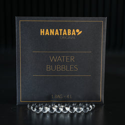 Un emballage sophistiqué étiqueté "HANATABA Original Water Bubbles" avec le texte "1 BAG = 4L", accompagné de bulles d'eau transparentes à l'avant, conçu pour mettre en valeur les compositions florales.