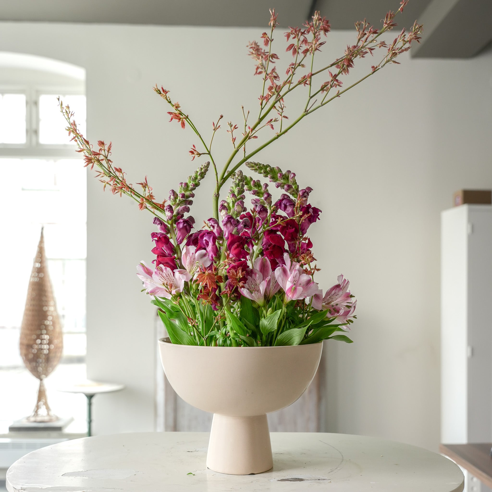 A beautiful flower arrangement made with a 120 mm Kenzan ring flower frog from the Swedish producer Hanataba.